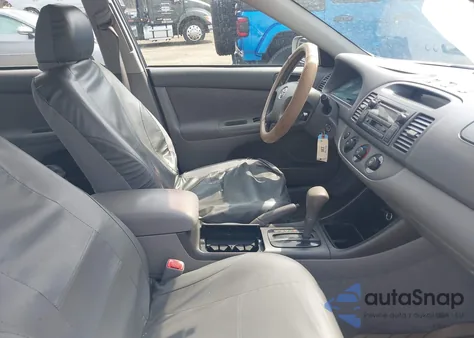 2004 Toyota Camry Le z USA, uszkodzony, nr VIN 4T1BE32K94U928118